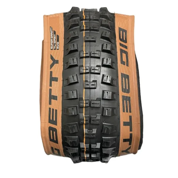 Llanta Schwalbe Big Betty 29x2.40 Super Gravity ADDIX Soft EVO SnakeSkin TLE Bronze Skin - Imagen 2